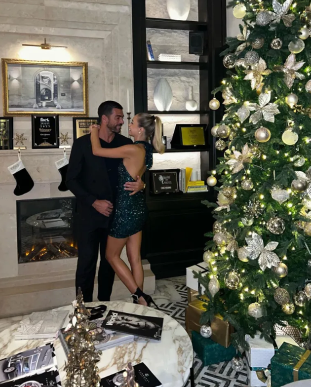 Cô và cựu tiền đạo Graziano Pelle ôm nhau khá tình tứ bên cạnh cây thông Noel.