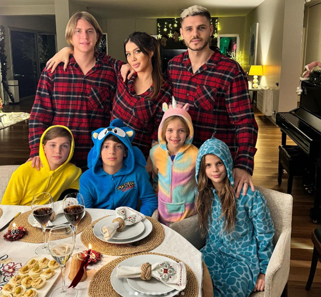 Wanda và 5 người con của mình quây quần bên bàn ăn.