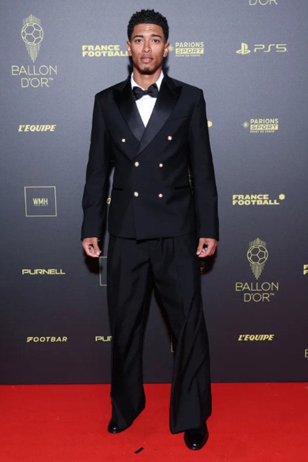 Tờ The Sun tiết lộ cầu thủ tuyển Anh đã trao đổi tin nhắn với ca sĩ Rmarni, người chuyên hát dòng nhạc R&B.