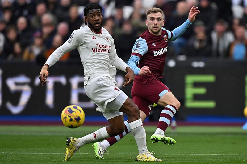 Kambwala ra mắt ở trận gặp West Ham.