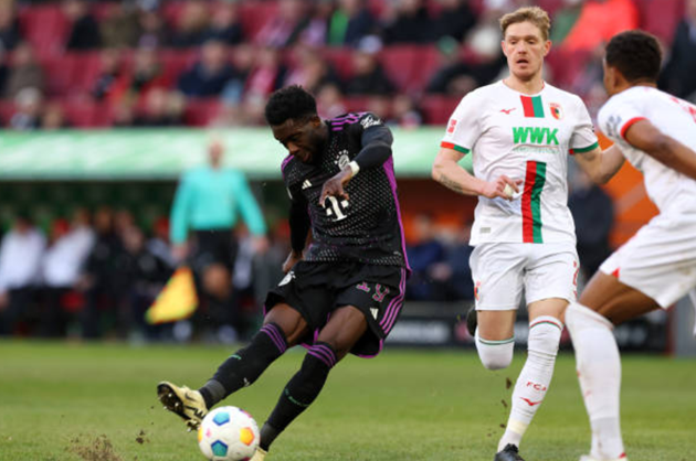 Bayern Munich sau bàn mở tỷ số đã chơi khá thong dong. Phút cuối cùng của hiệp một, từ một pha đi bóng quyết tâm, Alphonso Davies tung cú sút cực mạnh bằng chân phải. Bóng đi lượn và khiến thủ thành Finn Dahmen bó tay.