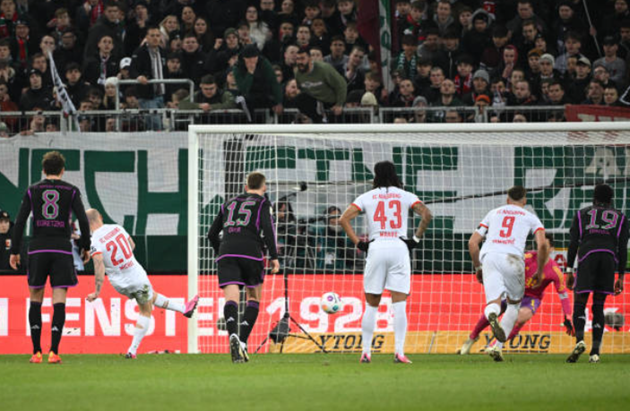 Augsburg hỏng ăn đáng tiếc một quả phạt đền ở phút 87.