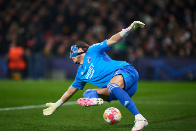 Đẳng cấp của De Bruyne thể hiện ở phút thứ 10 khi anh có một cú sút cực hiểm hạ gục thủ thành Kamil Grabara.