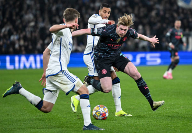 Hàng thủ Copenhagen nhận thức được sự nguy hiểm của tiền vệ người Bỉ và họ luôn cắt cử người theo kèm cầu thủ này. Tuy nhiên, như vậy là không đủ.