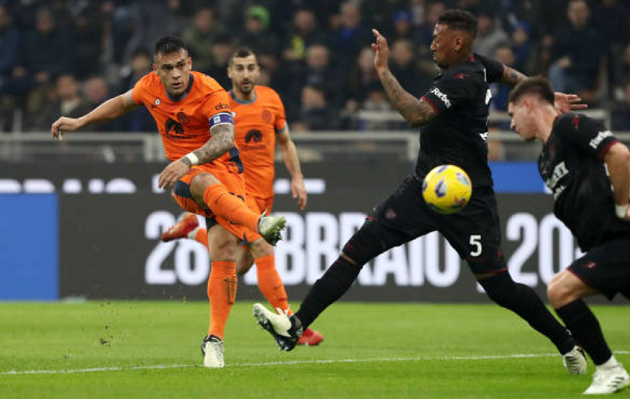 Hai phút sau, từ một pha đi bóng từ cánh trái, Lautaro Martínez tung cú sút như búa bổ găm vào góc xa. Thủ thành Guillermo Ochoa dù bay người hết cỡ vẫn không thể cứu thua.