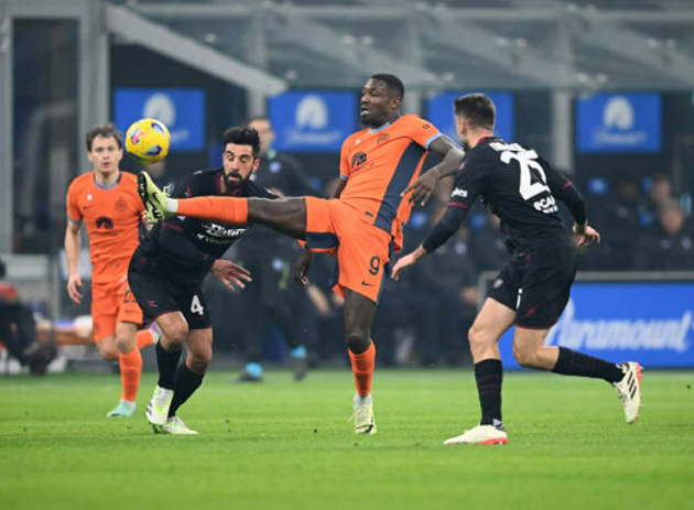 Salernitana rõ ràng không phải là đối thủ của Inter Milan. Họ đang đứng bét bảng với chỉ vỏn vẹn 13 điểm và để thủng lưới tới 48 bàn dù mùa giải mới chỉ đi được nửa đường.