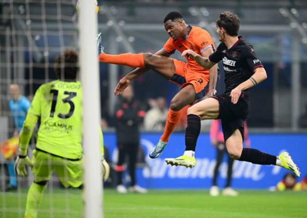 Inter chơi nhanh và đánh mạnh vào hai biên của Salernitana. Đội khách gần như chỉ biết chạy theo bóng.