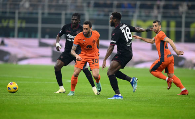 Đến phút 60, Inter bắt đầu rút dần những trụ cột khỏi sân để hướng đến trận đấu tại Champions League.