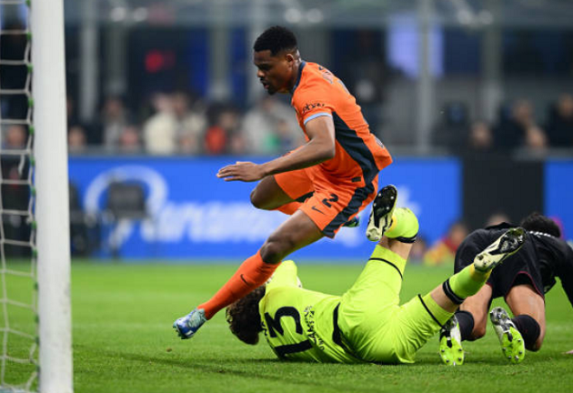 Để rồi đến phút 40, Denzel Dumfries có bàn thắng nâng tỷ số lên thành 3-0. Đó là tình huống bắt bóng không dính của Ochoa và hậu vệ người Hà Lan đã không bỏ lỡ thời cơ.