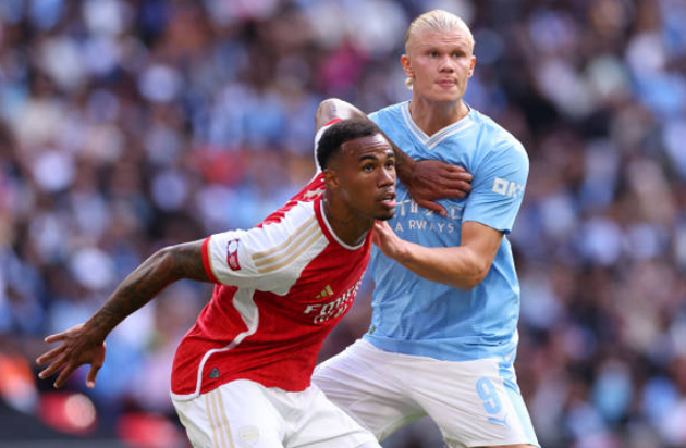 Arsenal và Man City cầm chân nhau ở vòng 30.
