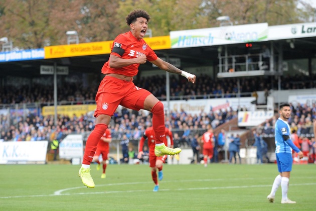 Richards ăn mừng sau khi ghi bàn thắng đầu tiên cho đội dự bị của Bayern vào ngày 3/11/2019.
