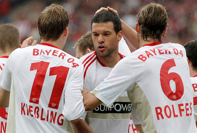 Ballack đại diện cho dàn cầu thủ chất lượng của Leverkusen.