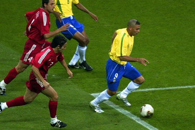 Pha đi bóng và chích mũi giày tung lưới Thổ Nhĩ Kỳ của Ronaldo đã giúp Brazil vào chung kết World Cup 2002 rồi lên ngôi vô địch. Ảnh: Getty.