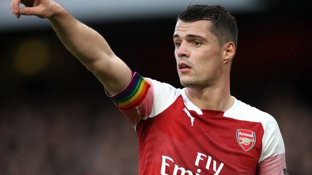 Xhaka vẫn đang khoác áo Arsenal và ĐT Thụy Sĩ. Cầu thủ này cùng Shaqiri đã gây ra tranh cãi lớn ở World Cup 2018 khi đụng độ Serbia.