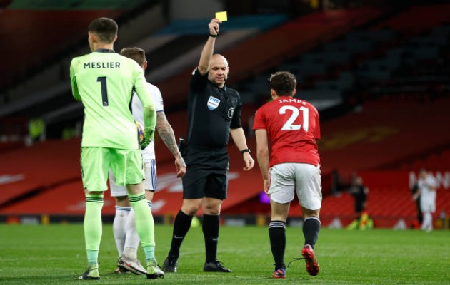 Thẻ vàng cho Daniel James.