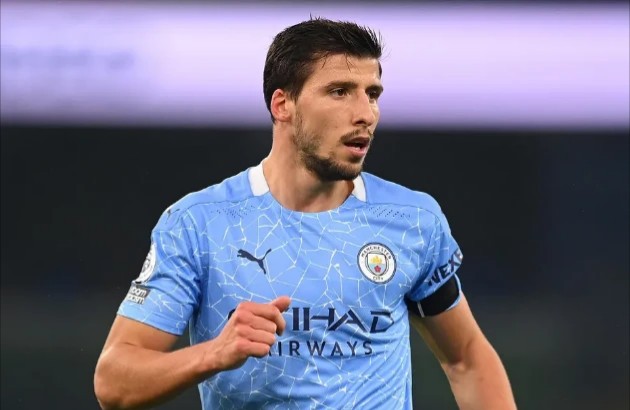 Trung vệ: Ruben Dias (Manchester City). Sự góp mặt của cầu thủ người Bồ Đào Nha đã giúp hàng phòng ngự The Citizens trở thành bức tường thép khiến bất kỳ đối thủ nào cũng ngại chạm mặt.