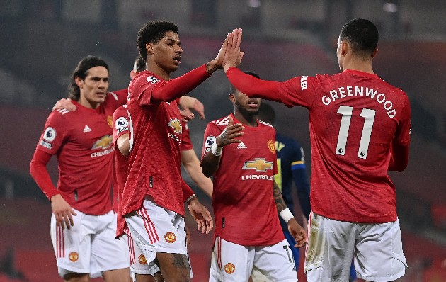Rất nhanh chóng, Southampton vỡ trận và lần lượt những Aaron Wan-Bissaka, Marcus Rashford, Cavani... điền tên mình lên bảng tỷ số.
