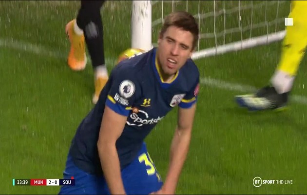 Thống kê từ OptaJoe cho thấy, Bednarek đã đi vào lịch sử Premier League với tư cách là cầu thủ đầu tiên phản lưới nhà, nhận thẻ đỏ và "biếu" phạt đền cho đội bạn trong một trận đấu.