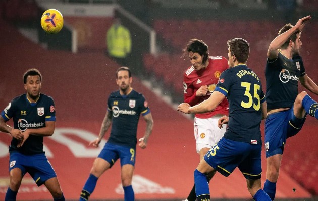Vào đêm qua, Manchester United được dự đoán sẽ trải qua rất nhiều khó khăn trong cuộc tiếp đón Southampton. Ở trận lượt đi, họ đã phải nhờ đến sự xuất sắc của Edinson Cavani mới có thể "thoát chết" trước The Saints.
