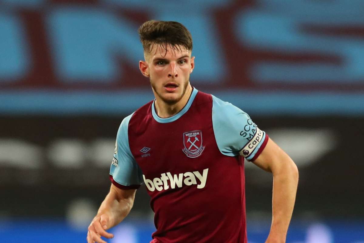 Tiền vệ phòng ngự: Declan Rice (West Ham - 55 triệu euro). Máy quét người Anh ngày càng cho thấy sự tiến bộ, sự góp mặt của anh nơi khu trung tuyến giúp "The Hammers" dễ dàng thu hồi bóng và phát động các tình huống tấn công nguy hiểm.