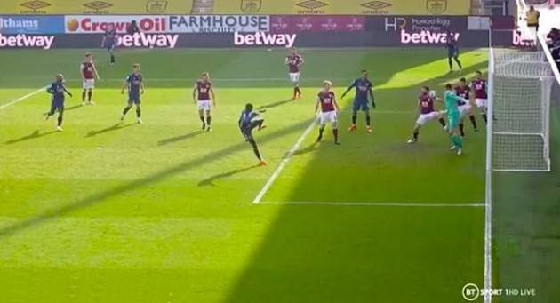 Bởi không chỉ một, mà Nicolas Pepe đã đưa bóng chạm tay Erik Pieters đến hai lần trong vòng cấm của Burnley. Song, thực tế thì Pepe cũng cần phải tự trách mình, vì anh đã bỏ lỡ cơ hội mười mươi giúp Pháo thủ giành được 3 điểm.