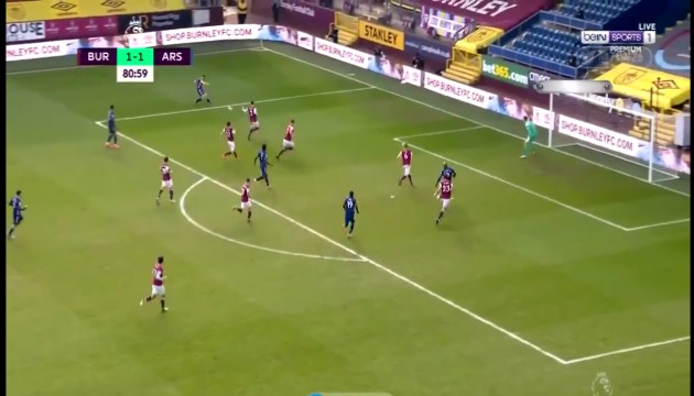 Phút 81, Kieran Tierney căng ngang đầy thông minh, "sửa lưng" toàn bộ hàng phòng ngự của Burnley.