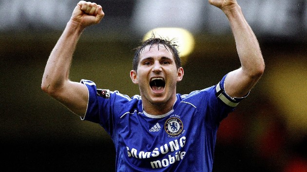 8. Frank Lampard (West Ham United, Chelsea, Man City). Lampard được đông đảo giới chuyên môn nhìn nhận là một trong những tiền vệ trung tâm xuất sắc nhất lịch sử Premier League. Mùa giải 2004/2005, cựu tuyển thủ Tam Sư đoạt cú đúp giải thưởng Cầu thủ xuất sắc nhất năm được trao tặng bởi PFA và FWA. Tổng cộng Lampard đoạt 3 danh hiệu Premier League, 1 Champions League, 1 Europa League cùng Chelsea.