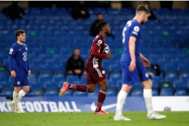 Vào đêm qua, The Blues đón tiếp Leicester trên sân nhà với "mệnh lệnh phải thắng". Vì chỉ cần 1 trận hòa, họ cũng có thể bị The Kop vượt mặt.