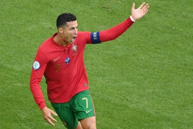 Tiền đạo: Cristiano Ronaldo (Bồ Đào Nha) - 8.1. Ở tuổi 36, ngôi sao Juventus vẫn đang tỏa sáng rực rỡ và trở thành niềm hy vọng lớn nhất trong hành trình bảo vệ chức vô địch EURO của tuyển Bồ Đào Nha. Hiện tại, Ronaldo đang dẫn đầu danh sách vua phá lưới giải đấu với 5 bàn thắng sau 3 trận.