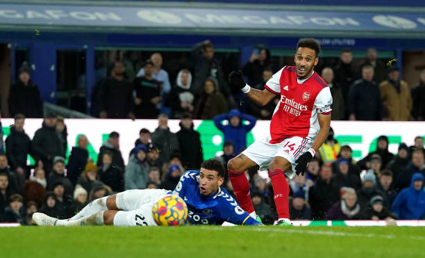 Pha dứt điểm tệ hại của Aubameyang.