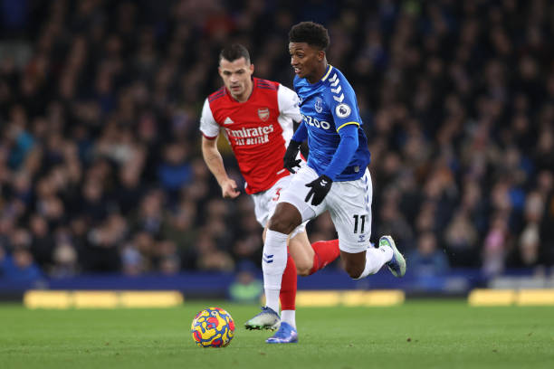Xhaka bất ngờ đá chính.