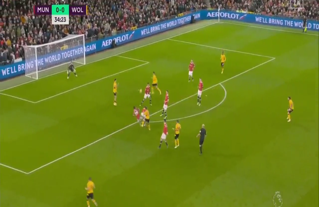 Phút 35, cú sút từ ngoài vòng cấm của một cầu thủ bên phía Wolves đưa bóng đi trúng hàng rào phòng ngự, và tưởng chừng như chẳng có gì nguy hiểm...