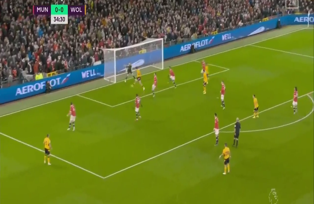 May cho cho Man Utd, dù quả tạt của Marcal là vô cùng chuẩn xác, nhưng Jiminez lại đánh đầu đưa bóng ra ngoài.