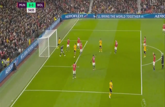 Ngay lập tức, De Gea lao ra khỏi khung thành và bày tỏ sự tức giận tột độ của mình.