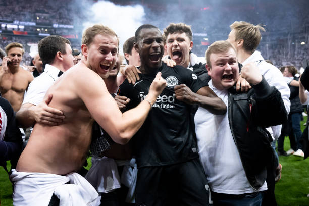 Song, họ còn làm tốt hơn thế, khi một lần nữa thầy trò HLV Oliver Glasner lại đánh bại West Ham cũng với tỷ số 1-0.