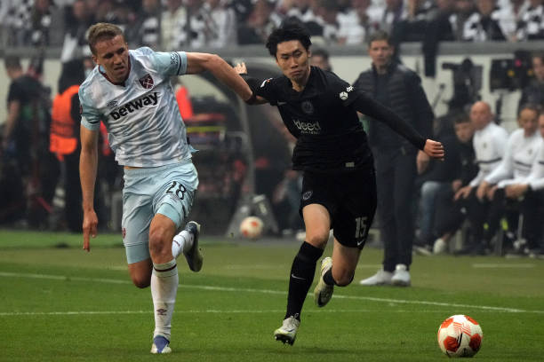 Đụng độ một đối thủ 'sừng sỏ' khác là West Ham United, Frankfurt lại một lần nữa khiến tất cả phải bất ngờ khi giành thắng lợi với tỷ số 1-0 ngay trên đất Anh ở trận lượt đi.