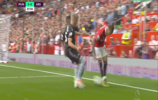 Dù bị theo kèm bởi 2 cầu thủ bên phía Arsenal, Antony vẫn bình tĩnh kéo bóng ra sát đường biên...