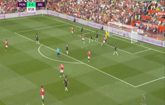 Song, tiếc là cú volley của Christian Eriksen đã không thể xuyên thủng mành lưới bên phía Arsenal.