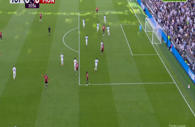Các học trò của HLV Erik Ten Hag đã tỏ ra hoàn toàn vượt trội và liên tục tạo ra những tình huống nguy hiểm về phía khung thành đội chủ nhà.