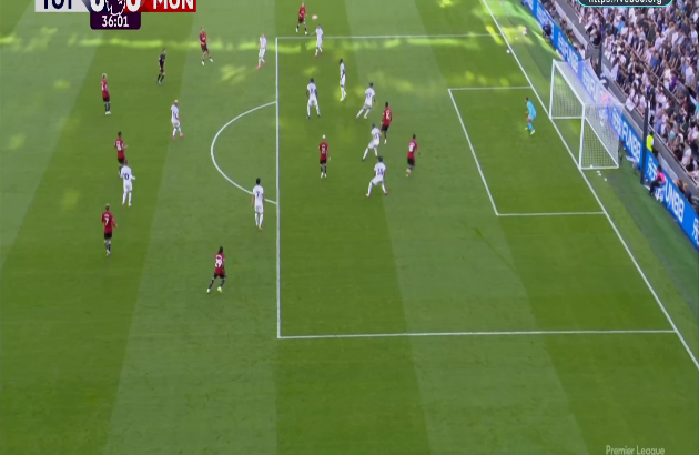 Đón đường chuyền điệu nghệ của Luke Shaw, Bruno có một pha di chuyển thực sự khôn khéo để không rơi vào thế việt vị.