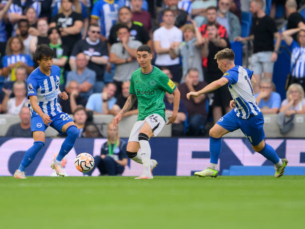 Bước sang mùa giải mới, Almiron đã thực sự "hết phép" khi liên tục mang đến những màn thể hiện thất vọng. Điển hình như trong trận thua Brighton, anh không có bất kỳ đường chuyền tạo cơ hội nào cho đồng đội và cũng không tung ra nổi một pha dứt điểm.