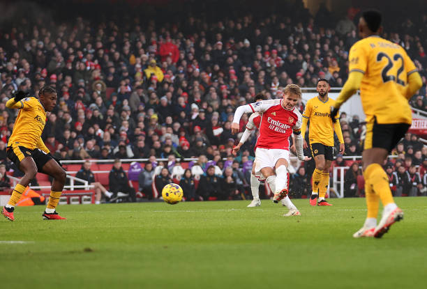 Khi trận đấu mới trôi qua được 13 phút, tỷ số đã là 2-0 nghiêng về phía Arsenal với hai pha lập công của Bukayo Saka và Martin Odegaard.