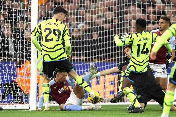 Ở phút thi đấu chính thức cuối cùng, Martinez đã vào lưới nhặt bóng khi Kai Havertz ghi bàn sau một tình huống lộn xộn trước khung thành.