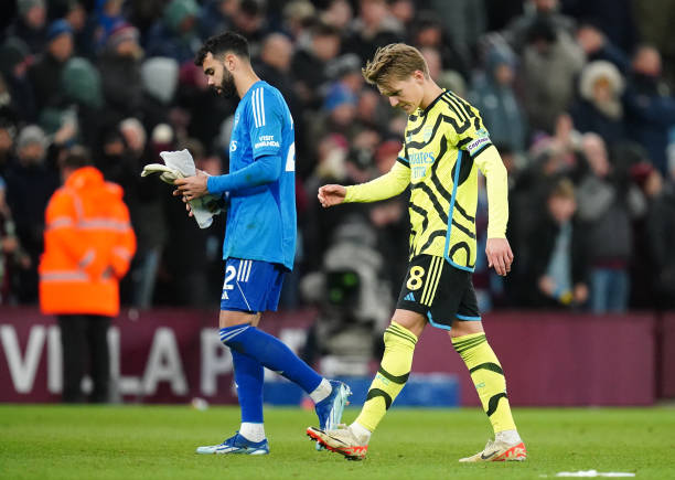 Trong những phút còn lại, dù rất nỗ lực nhưng Arsenal vẫn không thể tìm kiếm bàn gỡ. Nhận thất bại 0-1 chung cuộc, họ đã chính thức đánh mất ngôi đầu vào tay Liverpool với 1 điểm kém hơn và cũng chỉ còn cách vị trí thứ ba của Aston Villa đúng 1 điểm.