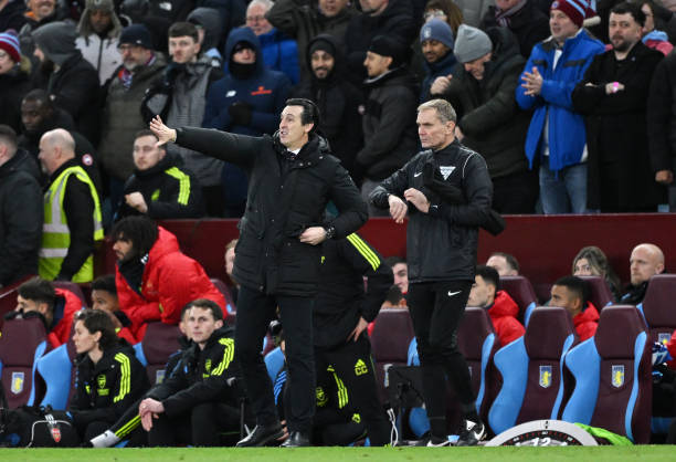 Bước sang hiệp hai, Emery sớm đưa ra những sự thay đổi về mặt chiến thuật lẫn nhân sự, chủ động nhường lại thế trận cho Arsenal và chờ đợi cơ hội phản công.