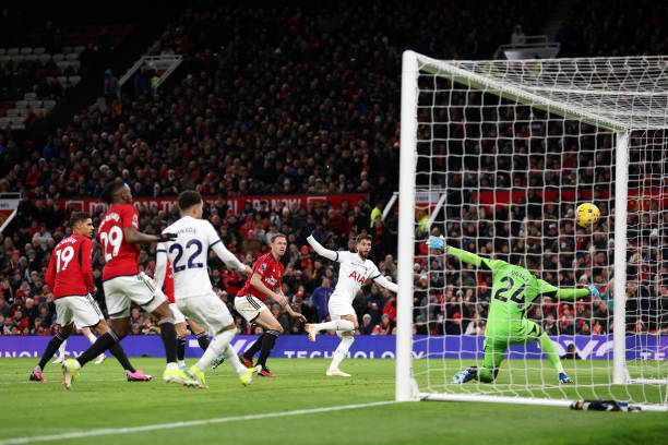 Đêm qua, Premier League đã chứng kiến cuộc thư hùng đầy máu lửa giữa Manchester United và Tottenham Hotspur trên sân Old Trafford.