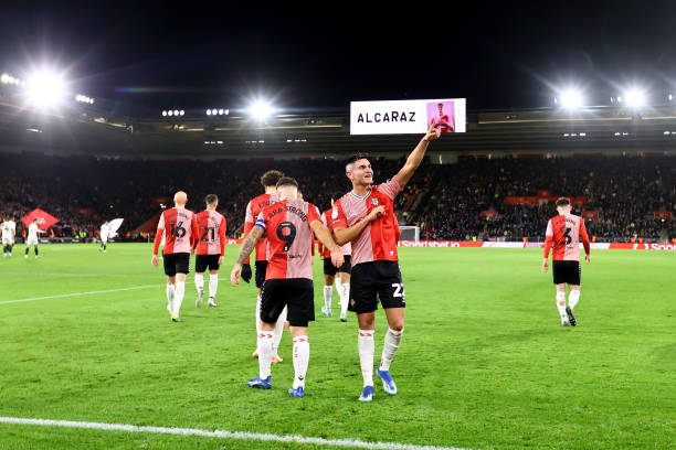 Nhìn xa hơn, Southampton đã giành đến 7 chiến thắng trong 8 lần ra quân gần nhất, là đội bóng sở hữu phong độ ấn tượng nhất tại Championship vào lúc này.