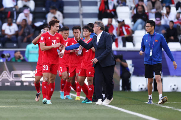 Tuy bị lấn át về mặt thế trận, đoàn quân của HLV Philippe Troussier vẫn gây bất ngờ lớn với bàn thắng mở tỷ số đến từ Bùi Hoàng Việt Anh ở cuối hiệp một.