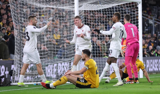 Dù được dự đoán sẽ trải qua 90 phút đầy sóng gió, thầy trò HLV Erik Ten Hag đã liên tục có được 2 bàn thắng nhờ công của Marcus Rashford và Rasmus Hojlund khi trận đấu mới trôi qua hơn 20 phút.