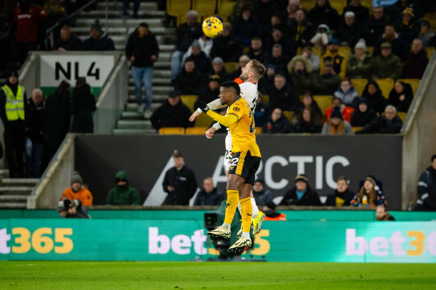 Đồng thời, cựu hậu vệ của Barcelona còn dẫn đầu về số lần thắng tranh chấp tay đôi (12), ghi dấu ấn mạnh mẽ với 11 tình huống thu hồi bóng, 2 đường chuyền vượt tuyến chính xác và 3/3 nỗ lực rê bóng qua người thành công.